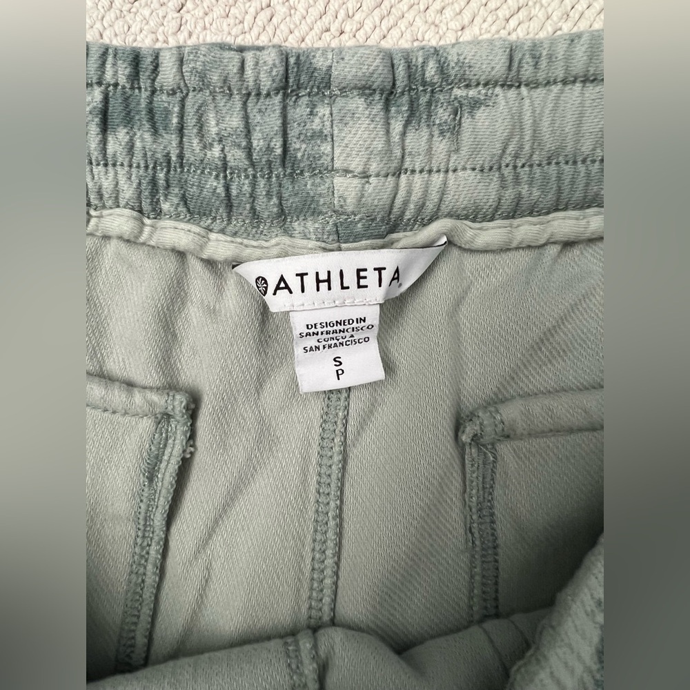 ATHLETA Farallon Short Fog Camo Coast Green Women’s Size: Small - Picture 6 of 16